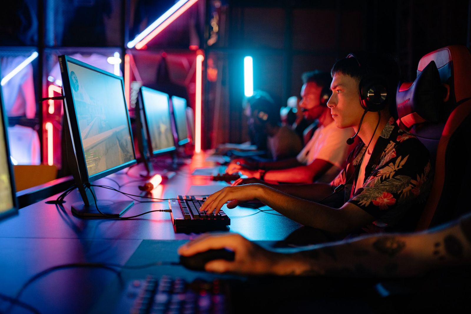 What to Look For When Choosing a Gaming Arena: Latency, Display and Network Guide